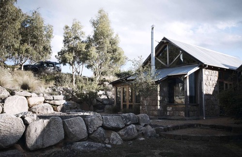 Crackenback House | ⭐️ Rustic Barn House ⭐️ Hydro Spa Bath ⭐️ Pets Welcome