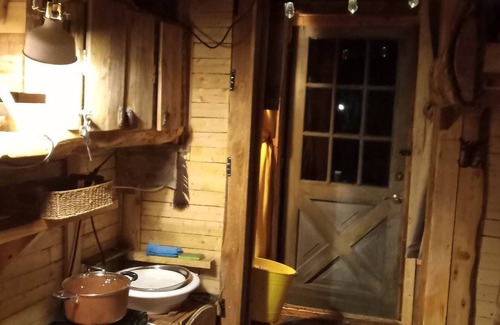 Notre-Dame-Des-Bois Bed & Breakfast | Rustic Cabin