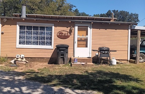 Eastland Cabin | Rustic cabin at lake Leon. Lake aces for fisherman or boat enthusiast.