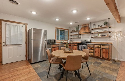 Owasso Apartment | Rustic Charm Owasso Retreat | 2BR Big Backyard