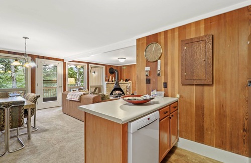 Beech Mountain Condo | Rustic Condo Pool Fun + Hot Tub!