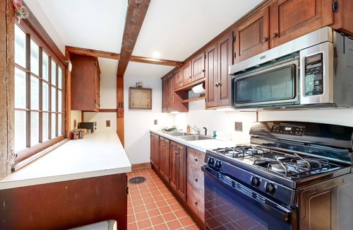 Grafton House | Rustic country home, wifi, firepit, w/d, kitchen, VAST trail, dog-friendly, TV's