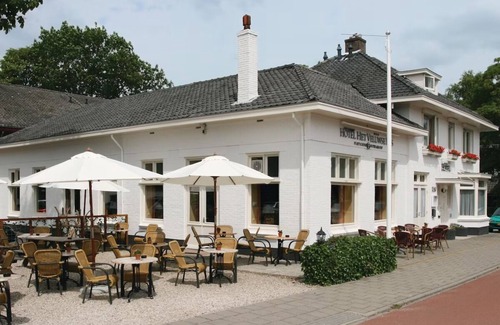 Beekbergen-West Hotel | Rustic Forest Getaway with Modern Comforts and Nearby Activities! Onsite Dining!