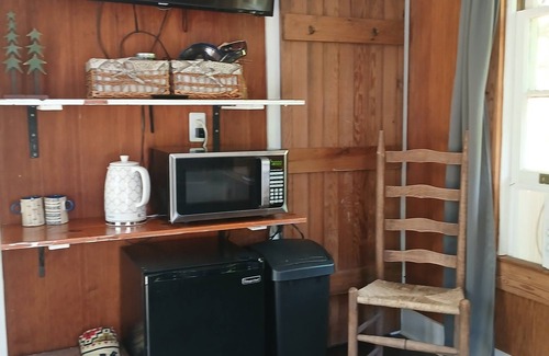 Gerton Cottage | Rustic Hillside Hideaway. A cozy cottage perfect for 2! Hikers paradise! Hot tub