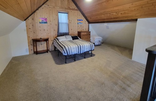 Meadow Lakes Cabin | Rustic house on small lake with beautiful mountain views