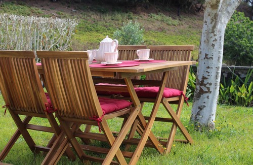 Caloura Cottage | Rustic house with garden