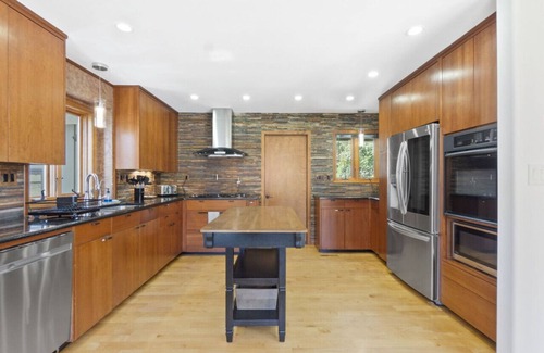 Troutman House | Rustic Lakefront home with winery, state park, and more nearby! A perfect fall getaway!