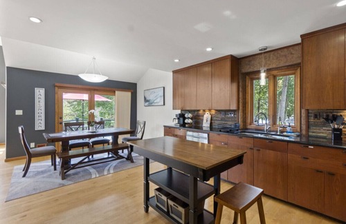 Troutman House | Rustic Lakefront home with winery, state park, and more nearby! A perfect fall getaway!