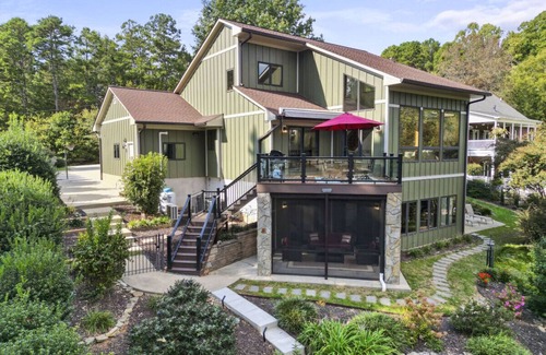 Troutman House | Rustic Lakefront home with winery, state park, and more nearby! A perfect fall getaway!