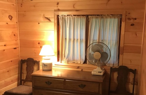 Speculator Cabin | Rustic lakefront getaway