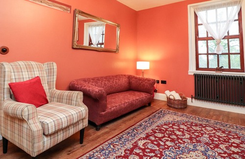 Knott End-on-Sea Cottage | RUSTIC LANCASHIRE FARMHOUSE, pet friendly, with a garden in Garstang
