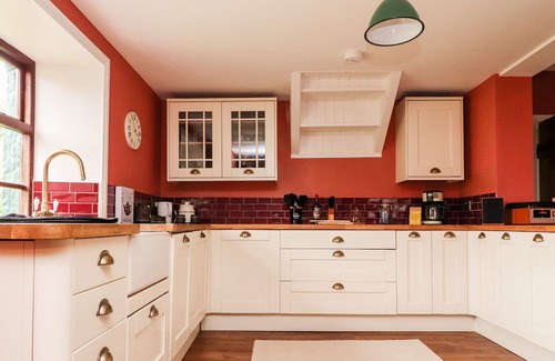 Knott End-on-Sea Cottage | RUSTIC LANCASHIRE FARMHOUSE, pet friendly, with a garden in Garstang