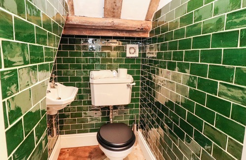 Knott End-on-Sea Cottage | RUSTIC LANCASHIRE FARMHOUSE, pet friendly, with a garden in Garstang