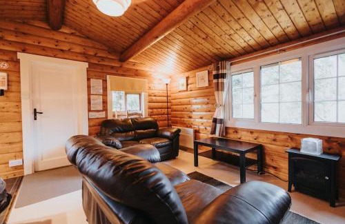Ffestiniog House | Rustic Log Cabin in Snowdonia - 2 Bedrooms & Parking