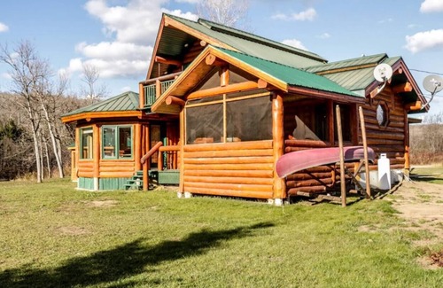 Mauricie Cabin | Rustic log cabin. *Waterfront with Spa*