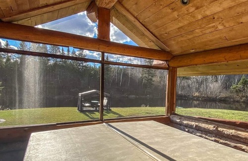 Mauricie Cabin | Rustic log cabin. *Waterfront with Spa*