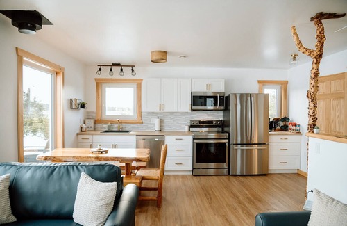 Saint Esprit Cottage | Rustic Luxury Lake Cottage with Private Hot Tub /FirePit /Kayaks /Sauna