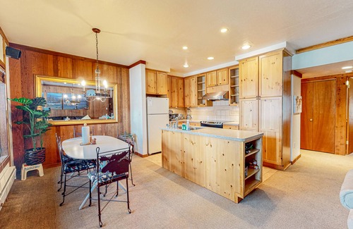 Olympic Valley House | Rustic mountain view condo w/full kitchen - walk to lifts