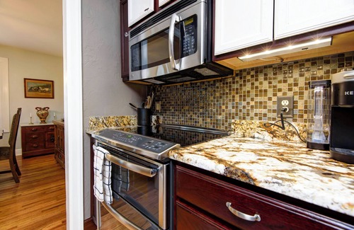 Springfield House | Rustic Ozarks Bungalow*Parking*Fenced Yard