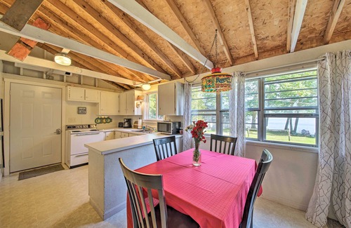 Appleton Cottage | Rustic Retreat Across from Lake; Family Friendly!
