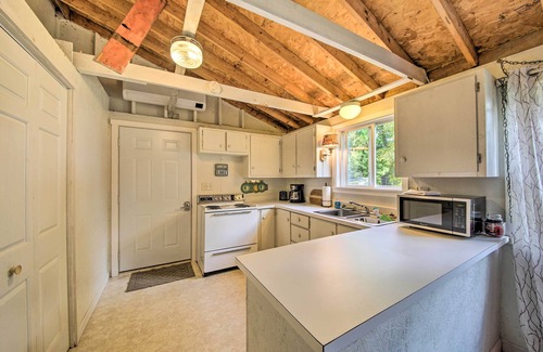 Appleton Cottage | Rustic Retreat Across from Lake; Family Friendly!