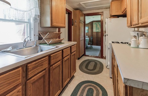 North Truro Cottage | Rustic Retreat at The Old Post Office-Walk to Truro Vineyards