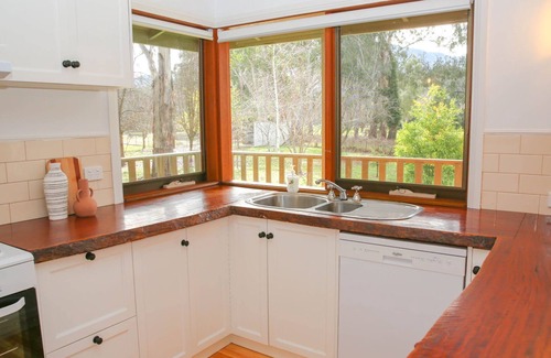 Bright House | RUSTIC RETREAT - Tranquil retreat with a pool close to Bright
