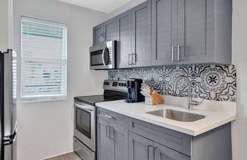 Poinciana Park Apartment | Rustic Retreats: 1BR for 4 guests minutes from Las Olas