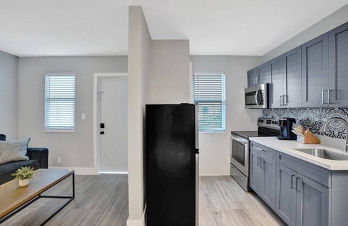 Poinciana Park Apartment | Rustic Retreats: 1BR for 4 guests minutes from Las Olas