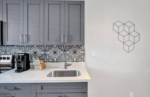 Poinciana Park Apartment | Rustic Retreats: 1BR for 4 guests minutes from Las Olas