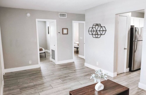 Poinciana Park Apartment | Rustic Retreats: 2BR for 6 guests minutes from Las Olas