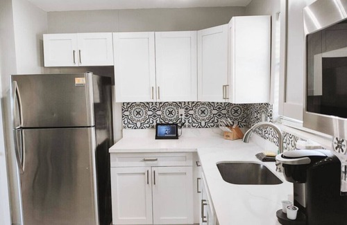 Poinciana Park Apartment | Rustic Retreats: 2BR for 6 guests minutes from Las Olas
