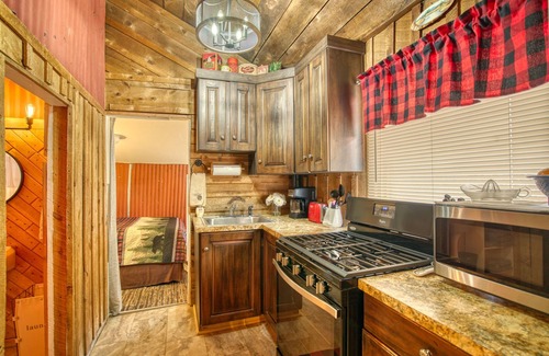 Lyons Cabin | Rustic Riverside Cabin with Patio — Family Escape