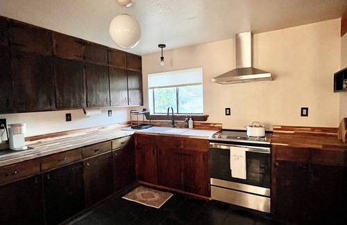 Cedarville House | Rustic Rural Getaway, Family & Pet Friendly