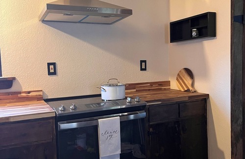 Cedarville House | Rustic Rural Getaway, Family & Pet Friendly