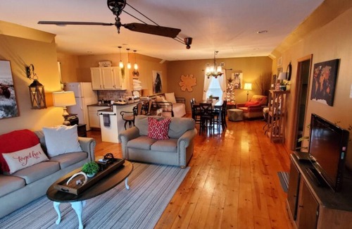 Barnhart Apartment | Rustic Secluded Guest House w/Valley Views + Pool