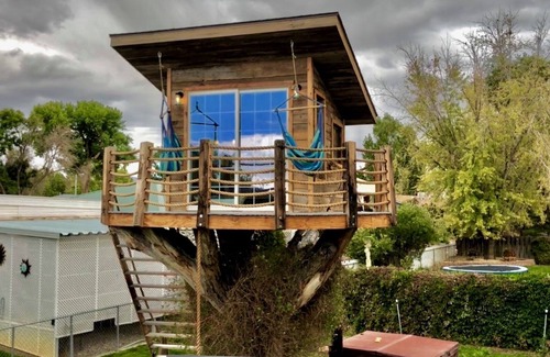 Montrose House | Rustic Tree House in the middle of town