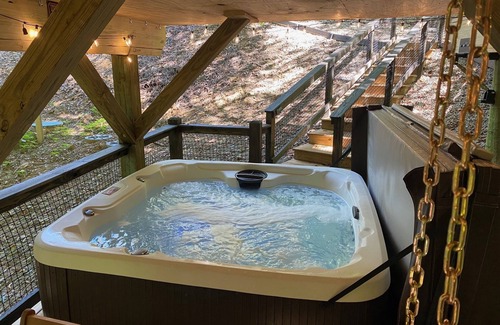 Logan House | Rustic Treehouse Oasis in Hocking Hills -Adventure Awaits