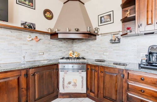 Vorno Apartment | Rustic Villetta with Garden, Pool and Parking