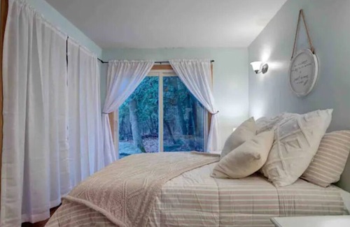 Selwyn House | Rustic Waterfront Country Home near Lake Chemong