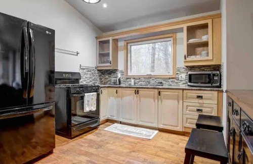 Selwyn House | Rustic Waterfront Country Home near Lake Chemong