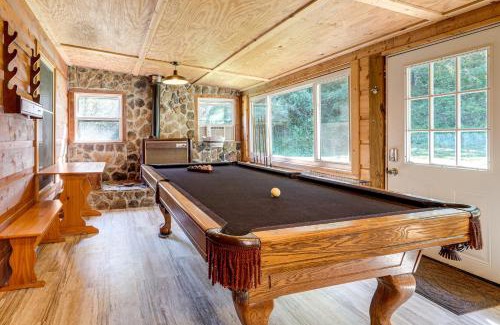 Palestine House | Rustic, Woodsy Cabin in Palestine with Pool Table!
