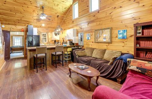 Palestine House | Rustic, Woodsy Cabin in Palestine with Pool Table!