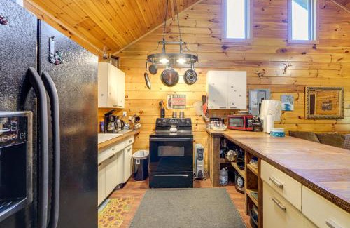 Palestine House | Rustic, Woodsy Cabin in Palestine with Pool Table!