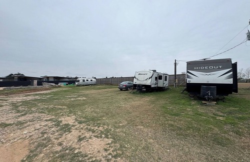 Round Top RV Rental | RV Spot #4 @ The Halles