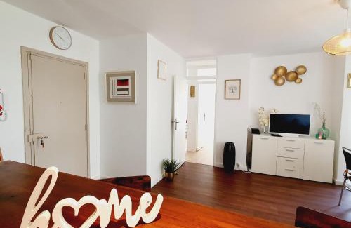 Ris Orangis Apartment | Séjour cosy près de Paris T3 cuisine ouverte et bar