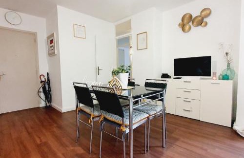 Ris Orangis Apartment | Séjour cosy près de Paris T3 cuisine ouverte et bar