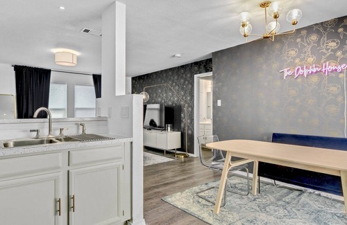 South Lamar House | S. Congress, Fire Pit, Cozy Patio - Dolphin House