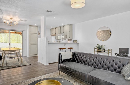 South Lamar House | S. Congress, Fire Pit, Cozy Patio - Dolphin House