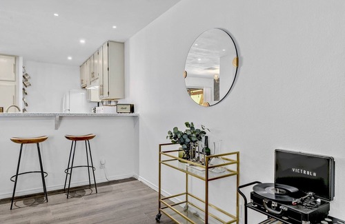 South Lamar House | S. Congress, Fire Pit, Cozy Patio - Dolphin House